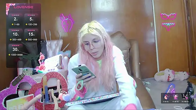 Skinygirl online show from 11-15-25, 11:21