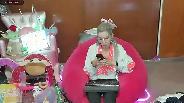 Skinygirl online show from 05-20-26, 10:38