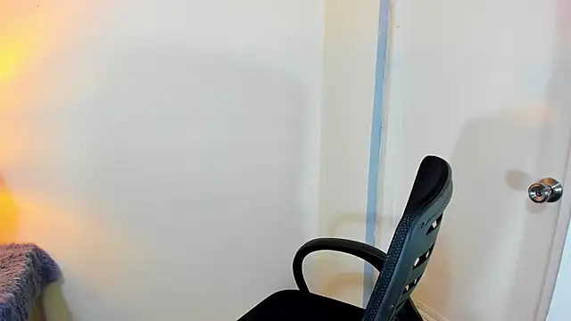 Snapshot of FuckDollNicky chatting on 10-25-25, 06:24 FuckDollNicky online show from 10-25-25, 06:24