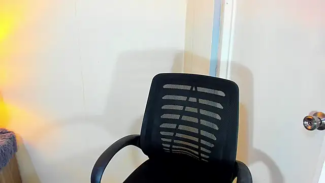 Snapshot of FuckDollNicky chatting on 12-18-25, 02:45 FuckDollNicky online show from 12-18-25, 02:45