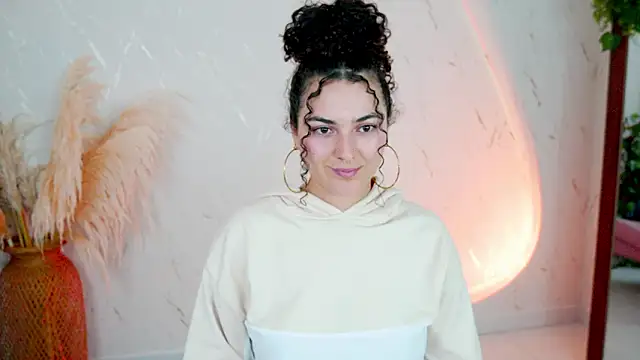 Snapshot of merida_bell18 chatting on 02-20-26, 12:07 merida bell18 online show from 02-20-26, 12:07