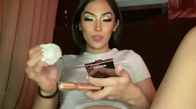 Snapshot of Bella_Gordon chatting on 01-08-25, 01:41 Bella Gordon online show from 01-08-25, 01:41