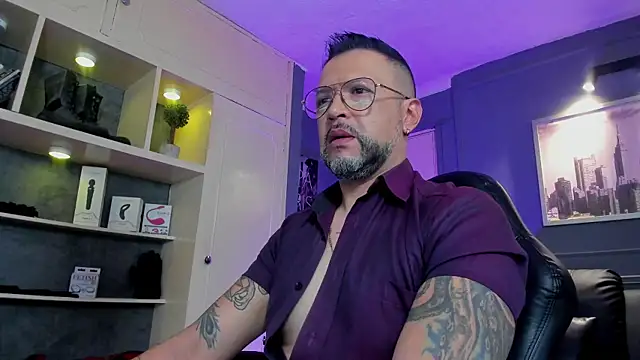 Snapshot of MrFrank_tattoo chatting on 01-11-26, 01:27 MrFrank tattoo online show from 01-11-26, 01:27