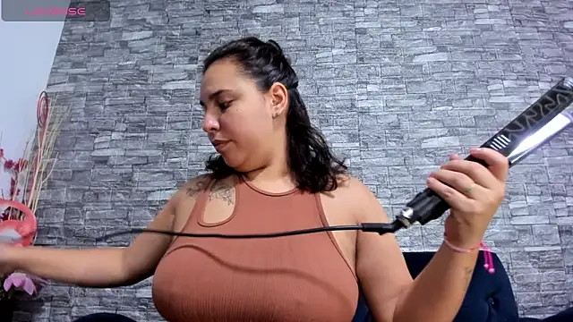 Snapshot of LizzRouse chatting on 12-20-24, 10:00 LizzRouse online show from 12-20-24, 10:00