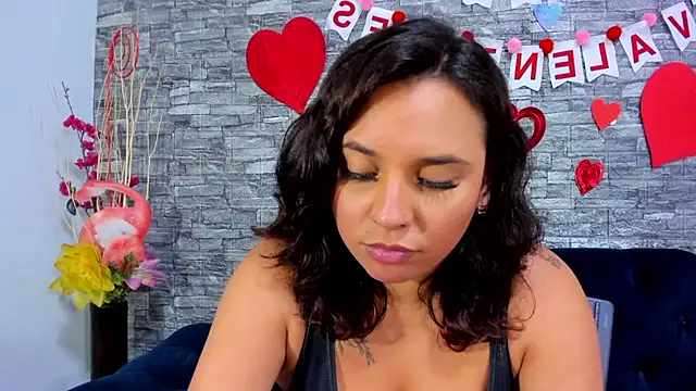 Snapshot of LizzRouse chatting on 02-11-25, 12:49 LizzRouse online show from 02-11-25, 12:49