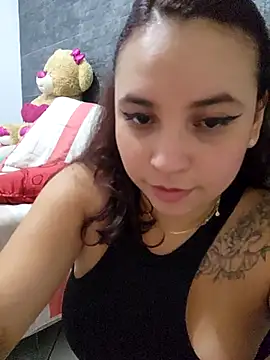 Snapshot of LizzRouse chatting on 12-04-25, 01:04 LizzRouse online show from 12-04-25, 01:04