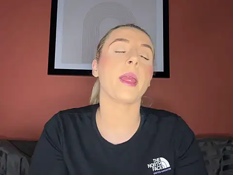 Strongqueen online show from 12-18-24, 05:31