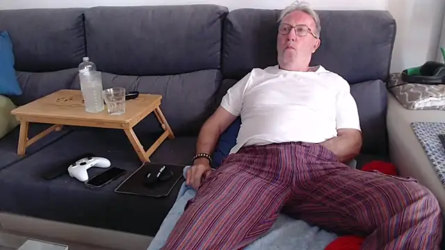 Snapshot of Nudelschwanz chatting on 05-01-26, 01:37 Nudelschwanz online show from 05-01-26, 01:37