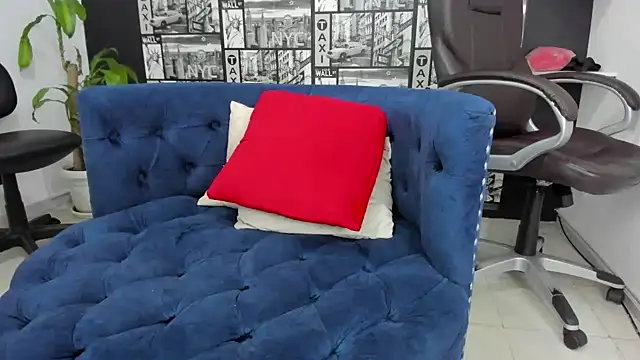 Snapshot of Isa_And_Natasha chatting on 02-25-25, 02:44 Isa And Natasha online show from 02-25-25, 02:44