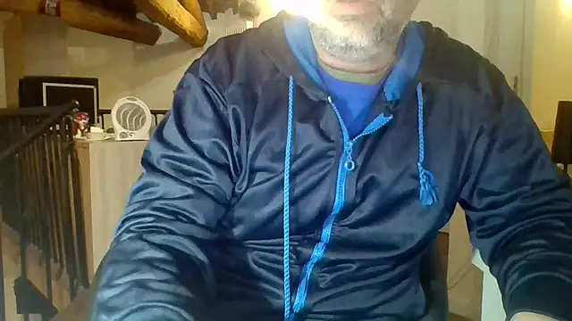 Snapshot of woww791 chatting on 11-18-25, 07:40 woww791 online show from 11-18-25, 07:40