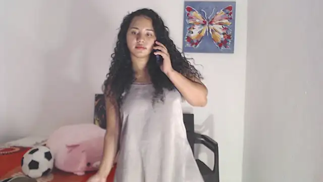 Snapshot of luciana_keating chatting on 10-19-25, 04:35 luciana keating online show from 10-19-25, 04:35