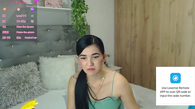 Snapshot of Neerea chatting on 07-24-26, 01:14 Neerea online show from 07-24-26, 01:14