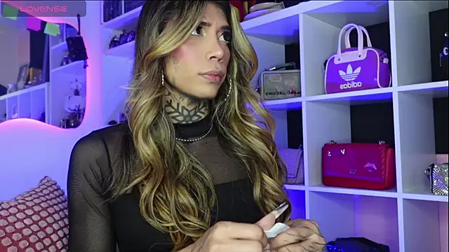 Snapshot of caroline_cossei chatting on 03-06-25, 10:36 caroline cossei online show from 03-06-25, 10:36