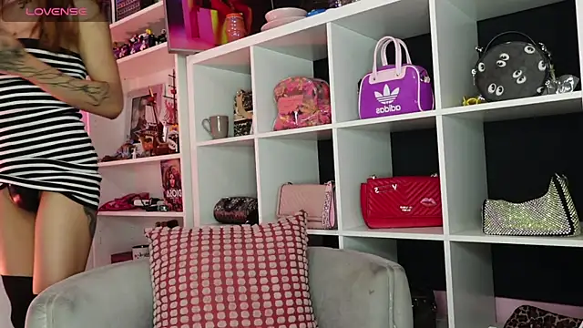 Snapshot of caroline_cossei chatting on 03-09-25, 02:07 caroline cossei online show from 03-09-25, 02:07