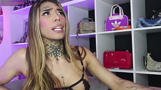 Snapshot of caroline_cossei chatting on 03-18-25, 04:37 caroline cossei online show from 03-18-25, 04:37