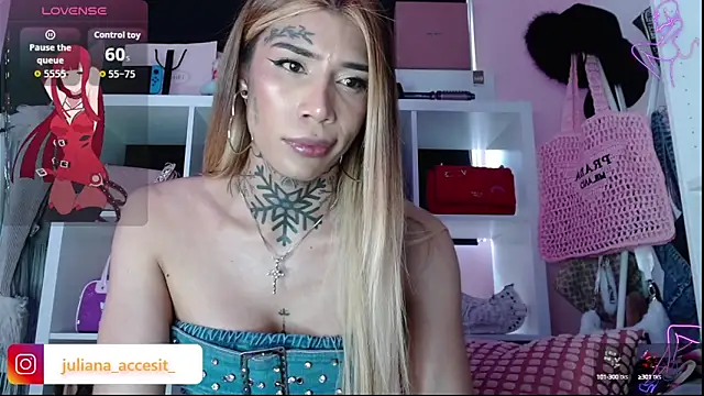 Snapshot of caroline_cossei chatting on 10-11-25, 09:46 caroline cossei online show from 10-11-25, 09:46