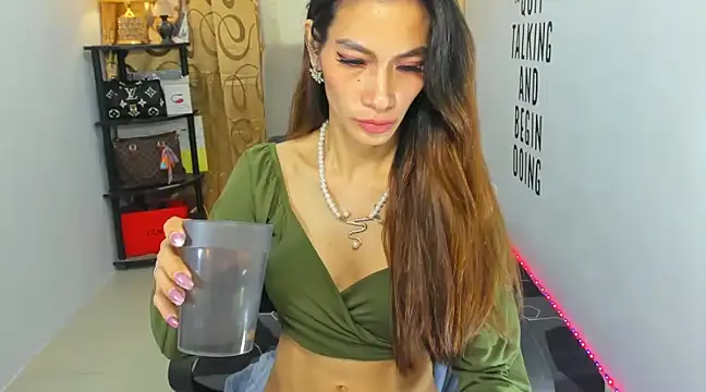 Snapshot of Trixie_Mattel21 chatting on 12-20-24, 01:58 Trixie Mattel21 online show from 12-20-24, 01:58