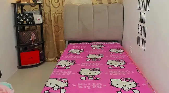 Snapshot of Trixie_Mattel21 chatting on 12-26-24, 02:22 Trixie Mattel21 online show from 12-26-24, 02:22