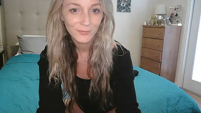 Snapshot of Heyitsmee33 chatting on 09-23-25, 06:11 Heyitsmee33 online show from 09-23-25, 06:11