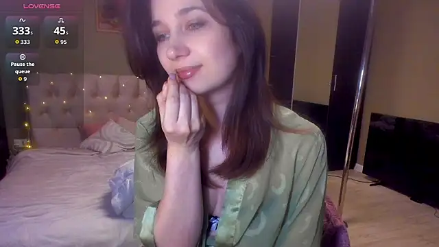 Snapshot of Carina_E chatting on 02-13-26, 11:28 Carina E online show from 02-13-26, 11:28