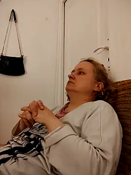 Snapshot of She-devilx chatting on 04-27-26, 08:18 She-devilx online show from 04-27-26, 08:18