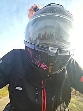 Snapshot of SARAHARD chatting on 12-17-25, 01:39 SARAHARD online show from 12-17-25, 01:39