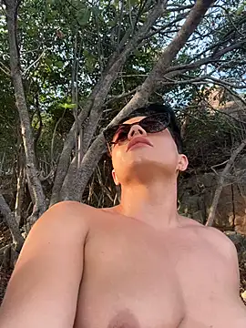 Snapshot of LukeLouHarvey chatting on 02-03-25, 01:09 LukeLouHarvey online show from 02-03-25, 01:09