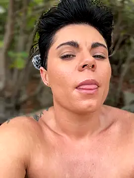 Snapshot of LukeLouHarvey chatting on 09-15-25, 04:23 LukeLouHarvey online show from 09-15-25, 04:23