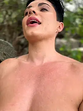 Snapshot of LukeLouHarvey chatting on 10-01-25, 04:29 LukeLouHarvey online show from 10-01-25, 04:29