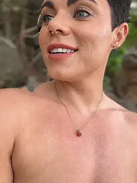 Snapshot of LukeLouHarvey chatting on 10-10-25, 05:17 LukeLouHarvey online show from 10-10-25, 05:17