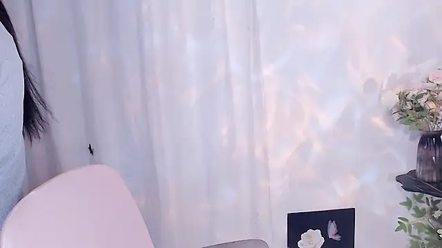 Snapshot of SHY-_-girl chatting on 05-20-26, 02:29 SHY- -girl online show from 05-20-26, 02:29
