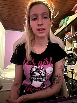 Snapshot of bunnydark00 chatting on 12-19-25, 12:17 bunnydark00 online show from 12-19-25, 12:17