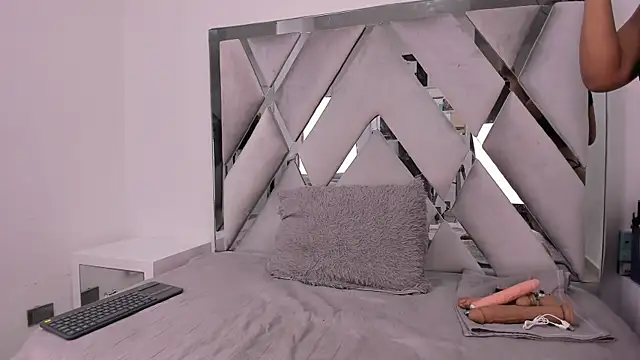 Snapshot of Naughty__Mom chatting on 02-04-25, 06:17 Naughty Mom online show from 02-04-25, 06:17