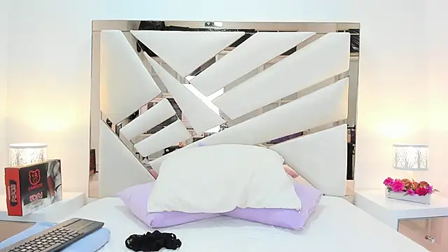 Snapshot of Naughty__Mom chatting on 03-16-25, 10:33 Naughty Mom online show from 03-16-25, 10:33