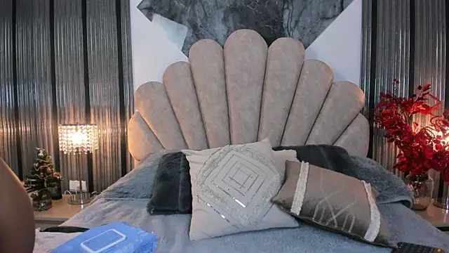 Snapshot of Naughty__Mom chatting on 12-18-25, 12:55 Naughty Mom online show from 12-18-25, 12:55