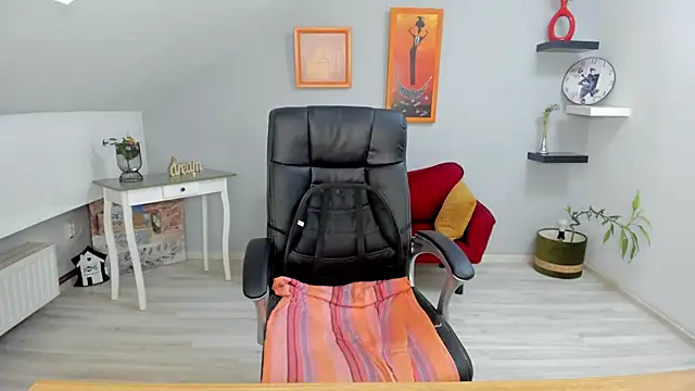 LollaGirl online show from 02-12-25, 07:23