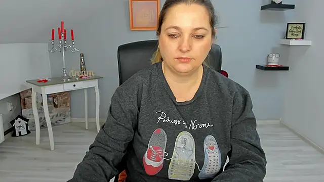 LollaGirl online show from 03-03-25, 04:14