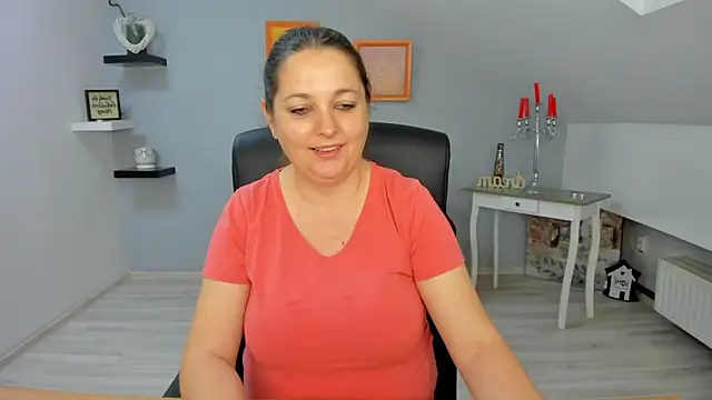 LollaGirl online show from 03-11-25, 04:10