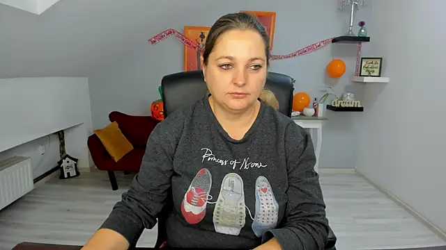 LollaGirl online show from 10-31-25, 04:24