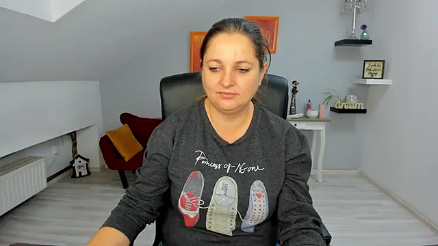 LollaGirl online show from 11-07-25, 04:23