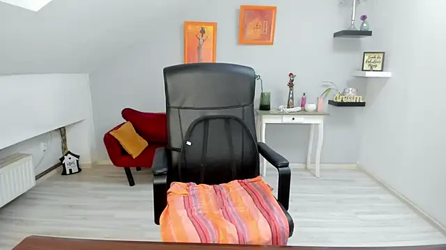 LollaGirl online show from 11-14-25, 04:22