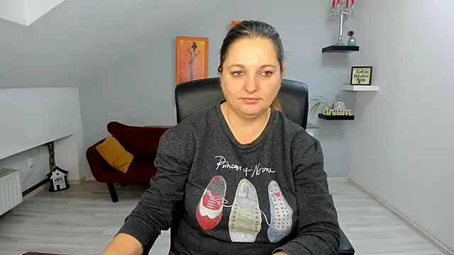 LollaGirl online show from 11-29-25, 04:15