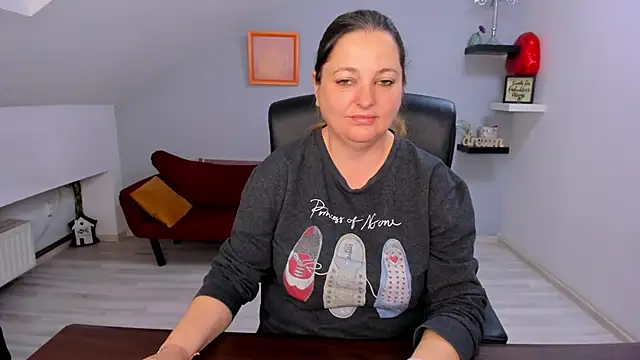 LollaGirl online show from 03-16-26, 04:07