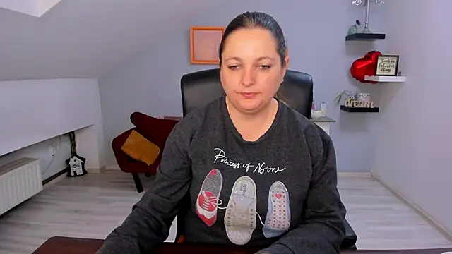 LollaGirl online show from 03-28-26, 04:34