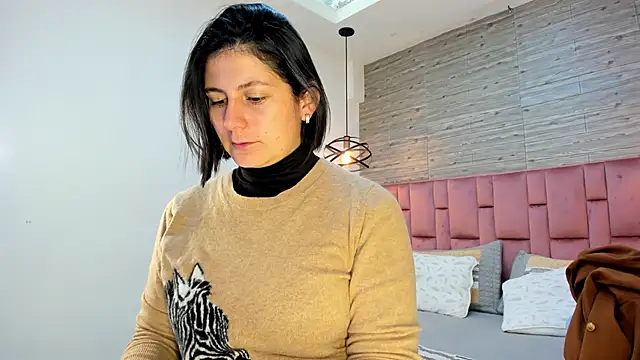 Snapshot of SarahDeyvis chatting on 02-17-25, 02:04 SarahDeyvis online show from 02-17-25, 02:04