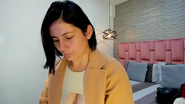 Snapshot of SarahDeyvis chatting on 02-26-25, 02:14 SarahDeyvis online show from 02-26-25, 02:14