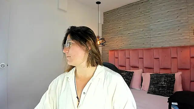 Snapshot of SarahDeyvis chatting on 09-17-25, 04:08 SarahDeyvis online show from 09-17-25, 04:08