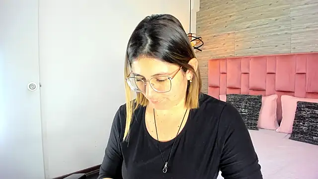 Snapshot of SarahDeyvis chatting on 09-18-25, 06:21 SarahDeyvis online show from 09-18-25, 06:21