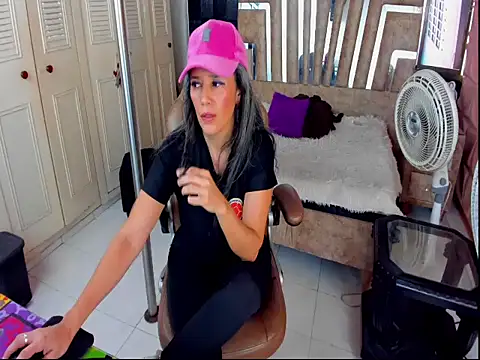 Snapshot of cute_sassy chatting on 09-09-25, 04:39 cute sassy online show from 09-09-25, 04:39