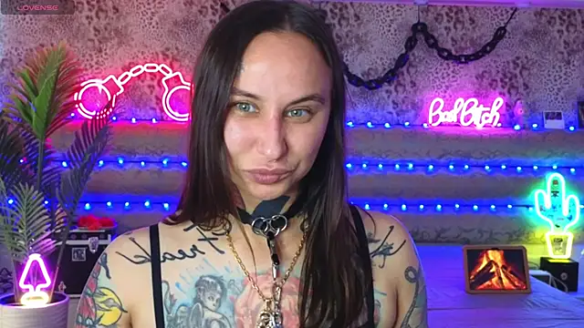 Snapshot of Cool_Freak_ chatting on 05-10-26, 10:31 Cool Freak online show from 05-10-26, 10:31